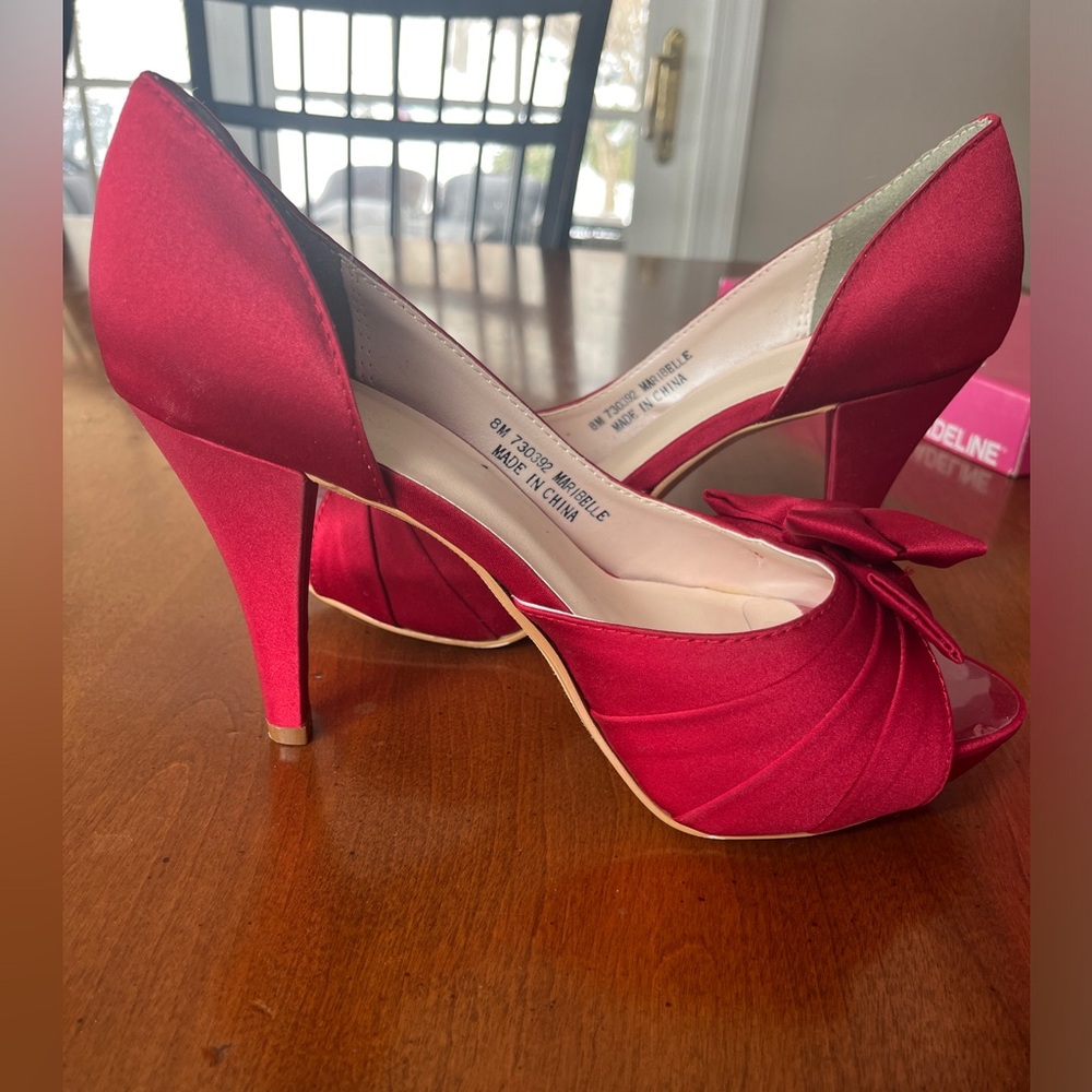 Red heals size 8